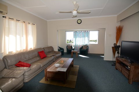 AMELIA STREET GLADSTONE 5 BEDROOMS - Holiday Great Ocean Road 0