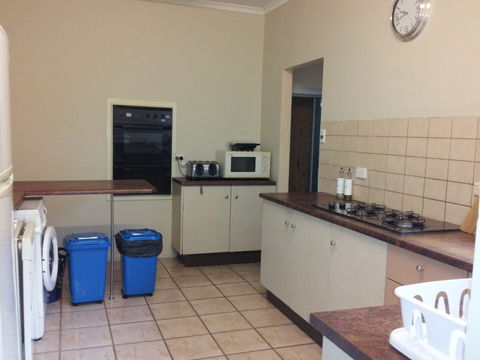 AMELIA STREET GLADSTONE 5 BEDROOMS - Holiday Great Ocean Road 3