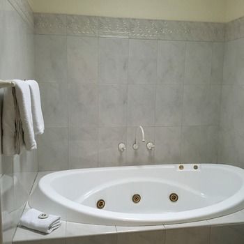 Eltham Gateway Hotel - Holiday Great Ocean Road 16
