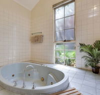 Comfort Inn Greensborough - Holiday Great Ocean Road