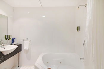 Quality Suites Boulevard On Beaumont - Holiday Great Ocean Road 21