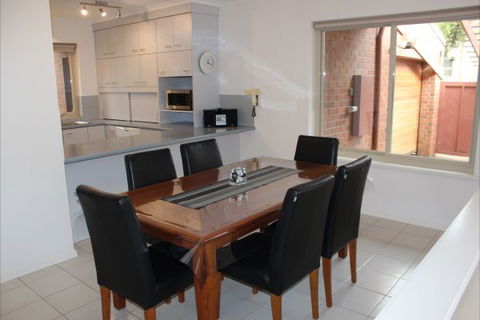 Adelaide Serviced Accommodation - Childers House - Holiday Great Ocean Road 2