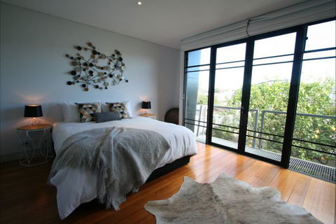 Two Five Zero / Richmond - Holiday Great Ocean Road 0