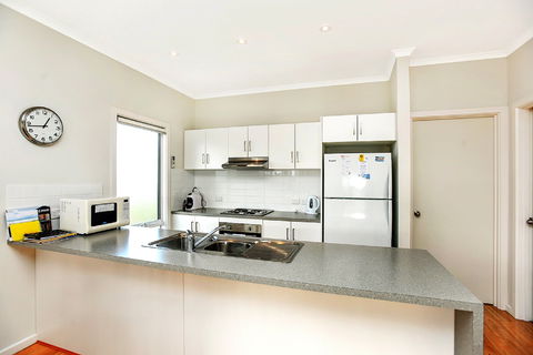 Ariadne - A Hop Skip And A Jump To The Beach With Sea Views - Holiday Great Ocean Road 4