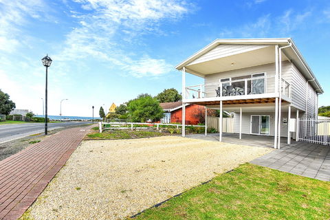 Ariadne - A Hop Skip And A Jump To The Beach With Sea Views - Holiday Great Ocean Road 9