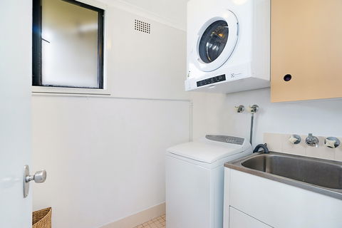 Newcastle Short Stay Apartments - Flagstaff Apartment - Holiday Great Ocean Road 0