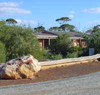 Wave Rock Lakeside Resort and Caravan Park - Holiday Great Ocean Road