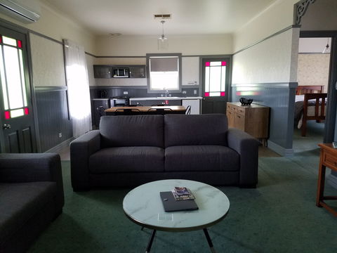 Wagga Wagga Country Cottages - Holiday Great Ocean Road 0