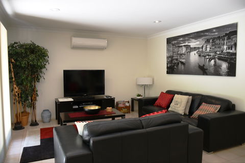 Wagga Riverside Apartments - Holiday Great Ocean Road 2
