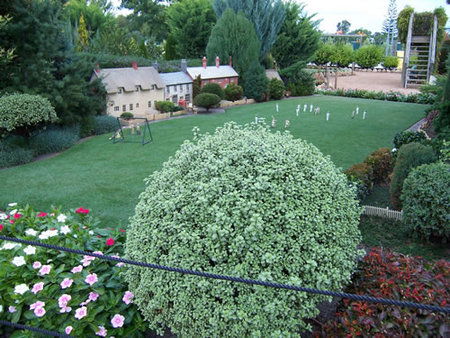 Abingdon Miniature Village - Holiday Great Ocean Road 1