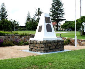 Dunwich War Memorial - Holiday Great Ocean Road 0