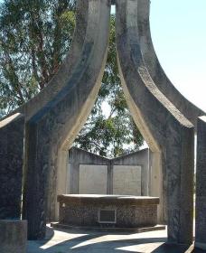 Inverell And District Bicentennial Memorial - Holiday Great Ocean Road 0