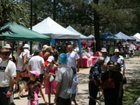 Burleigh Art And Craft Markets - Holiday Great Ocean Road 3