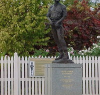 Alexander Cameron Statue - Holiday Great Ocean Road