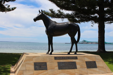 Makybe Diva Statue - Holiday Great Ocean Road 0