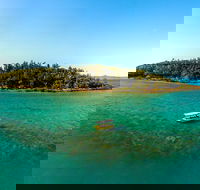 Airlie Beach Glass Bottom Boat Tour - Holiday Great Ocean Road