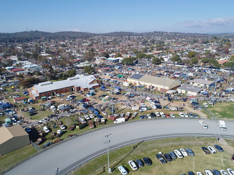 Wagga Swap Meet Run By  Classic And Historic Automobile Club Of Australia - Wagga Wagga Region - Holiday Great Ocean Road 0