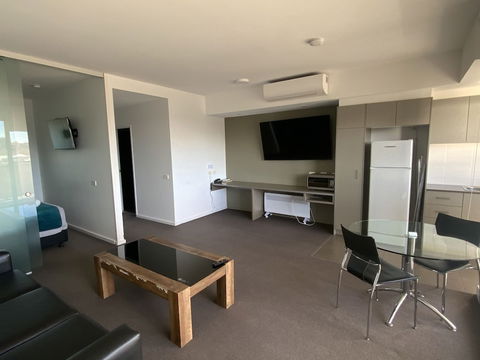 Honeysuckle Executive Apartments - Holiday Great Ocean Road 4