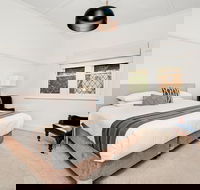 Newcastle Executive Homes - Cooks Hill Cottage - Holiday Great Ocean Road