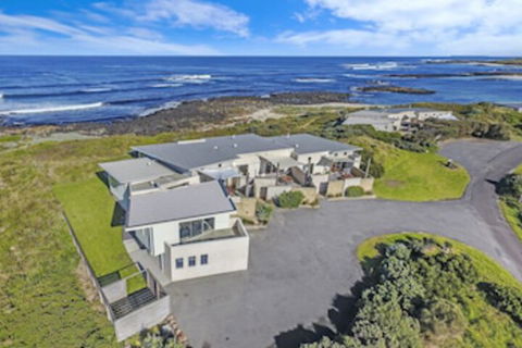 HEARNS BEACHSIDE VILLA 2 - Holiday Great Ocean Road 0