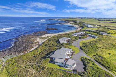 HEARNS BEACHSIDE VILLA 9 - Holiday Great Ocean Road 0
