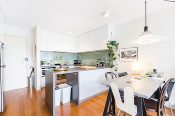 ISAAC, 1BDR South Melbourne Apartment - Holiday Great Ocean Road 0