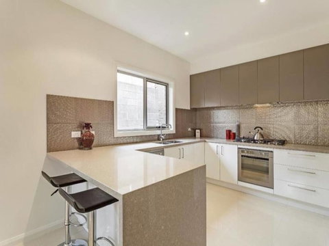 Signature Townhouse In Doncaster - Holiday Great Ocean Road 2