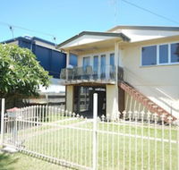 Spacious 2-Storey Home By The Bay Sleeps 12