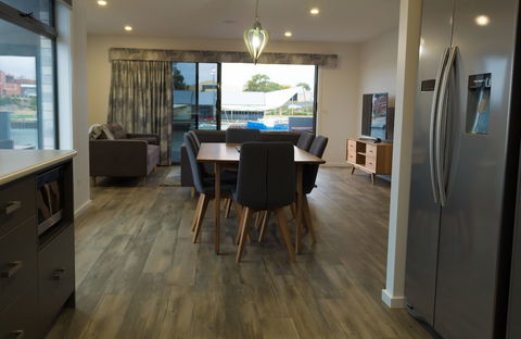 Ulverstone Waterfront Apartments - Holiday Great Ocean Road 6