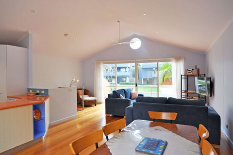 THE Sails 8 Linen Included Central Location - Holiday Great Ocean Road 4
