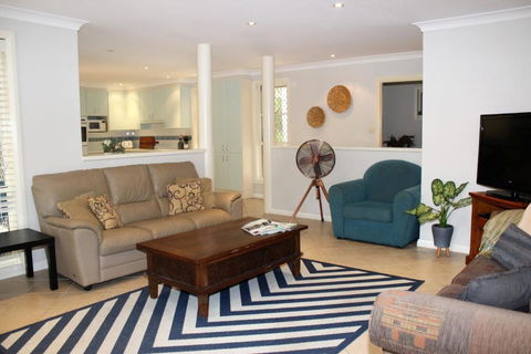 FRANGIPANI BEACH HOUSE PET FRIENDLY 22 Belbourie Cres Boomerang Beach - Holiday Great Ocean Road 6