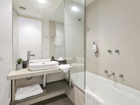 WATERFRONT THREE In The Heart Of Lorne - Holiday Great Ocean Road 3