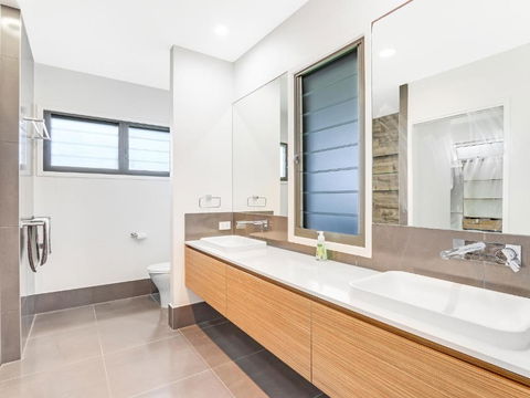 WATERFRONT HOME BORDERING MOOLOOLABA - Holiday Great Ocean Road 1