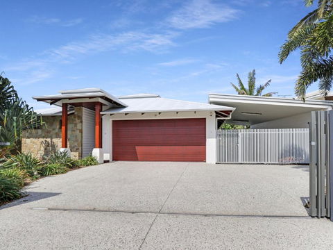 WATERFRONT HOME BORDERING MOOLOOLABA - Holiday Great Ocean Road 2
