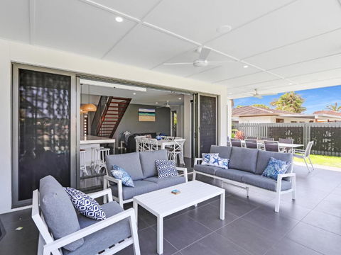 WATERFRONT HOME BORDERING MOOLOOLABA - Holiday Great Ocean Road 3