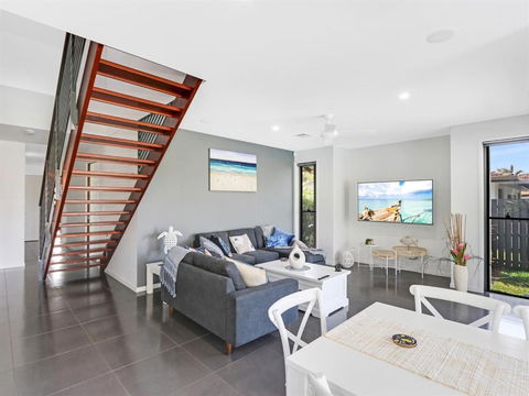 WATERFRONT HOME BORDERING MOOLOOLABA - Holiday Great Ocean Road 5