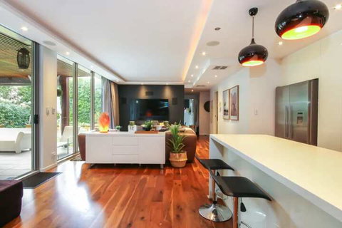 Spacious 2 Bedroom Apartment In Ascot With Large Private Garden - Holiday Great Ocean Road 5