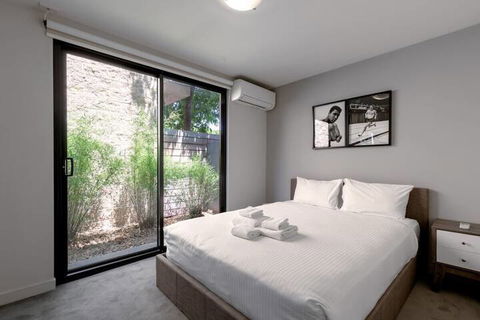 Spacious 2 Bedroom Inner City Townhouse With Private Rooftop - Holiday Great Ocean Road 2