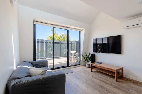 Spacious 2 Bedroom Inner City Townhouse With Private Rooftop - Holiday Great Ocean Road 3
