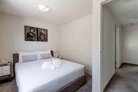 Spacious 2 Bedroom Inner City Townhouse With Private Rooftop - Holiday Great Ocean Road 0