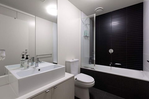 Spacious 2 Bedroom Inner City Townhouse With Private Rooftop - Holiday Great Ocean Road 4