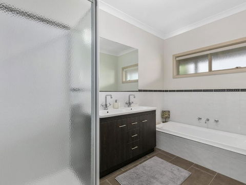 THE LOCH SURFSIDE WIFI NETFLIX PET FRIENDLY (OUTSIDE ONLY) - Holiday Great Ocean Road 1