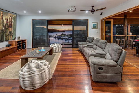 Uisce Luxury Holiday House With Jacuzzi Pool Table Cinema Premium Foxtel & Two Buggies - Holiday Great Ocean Road 6