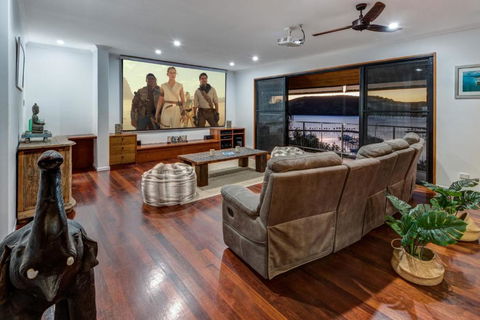 Uisce Luxury Holiday House With Jacuzzi Pool Table Cinema Premium Foxtel & Two Buggies - Holiday Great Ocean Road 3