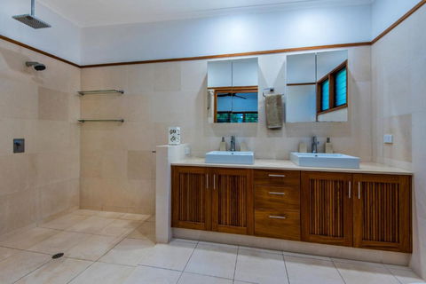 Uisce Luxury Holiday House With Jacuzzi Pool Table Cinema Premium Foxtel & Two Buggies - Holiday Great Ocean Road 1