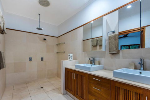 Uisce Luxury Holiday House With Jacuzzi Pool Table Cinema Premium Foxtel & Two Buggies - Holiday Great Ocean Road 5