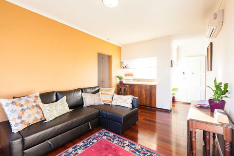 ELEANOR, 1BDR Fitzroy North Apartment - Holiday Great Ocean Road 2