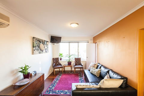 ELEANOR, 1BDR Fitzroy North Apartment - Holiday Great Ocean Road 3