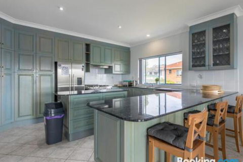 Villa San Gabriel Vincentia Sleeps 14 4pm Check Out Sundays - Holiday Great Ocean Road 1