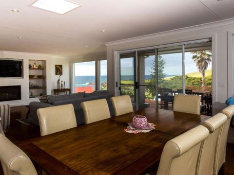 WHALE WATCH FOR FOUR Gerringong 4pm Check Out Sundays - Holiday Great Ocean Road 4